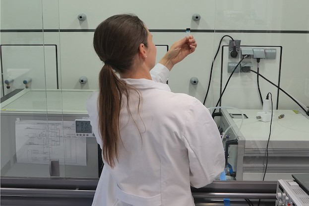 Dr. Jessy Schönfelder vor dem Gasmessstand (links) und einem Referenzgerät für die Gasanalytik (rechts).
