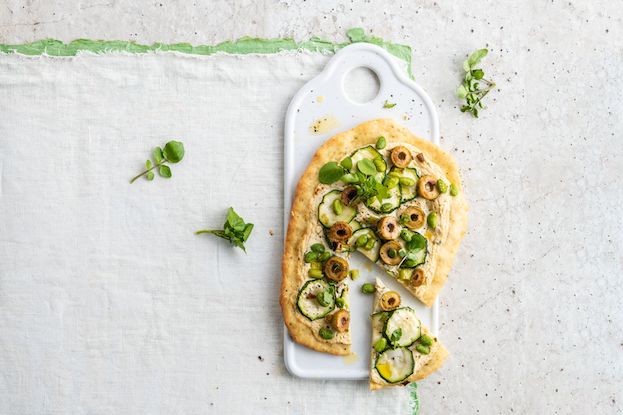 Wie gut pflanzenbetonte Ernährung schmecken kann, zeigt zum Beispiel diese vegetarische Pizza mit Frühlingswiebeln und Zucchini.