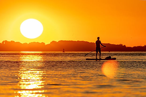 Stand-up-Paddeling bei Sonnenuntergang