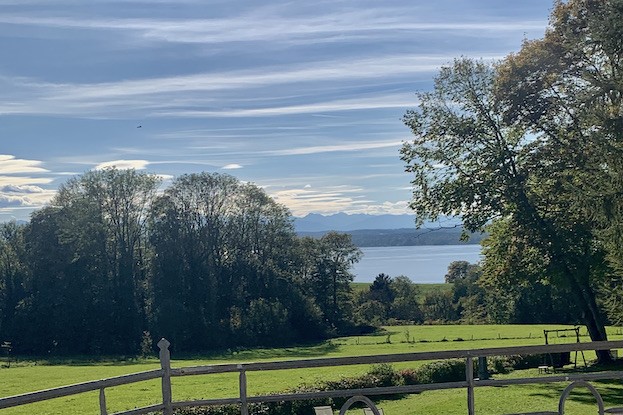 Blick auf Starnberger See und Alpenkette