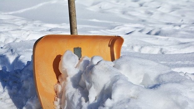 Beim Schneeschaufeln sollte man ein paar Tipps beherzigen