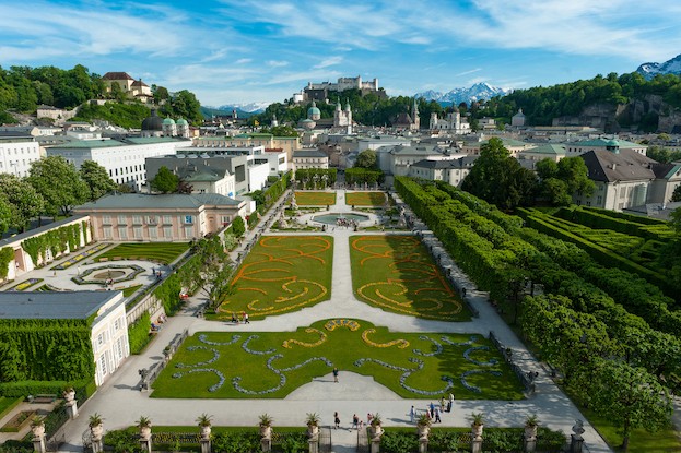 Mirabellgarten in Salzburg im Frühling mit Blick auf die Festung Hohensalzburg