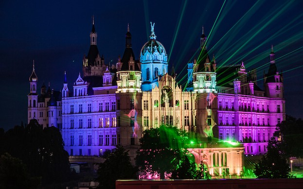 Schloss Schwerin wird nach französischem Vorbild illuminiert
