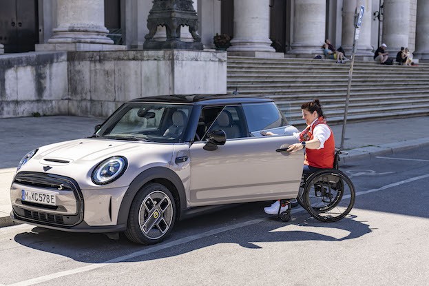 MINI Cooper SE erstmals emissionsfreie Fahrfreude für Menschen mit Behinderung