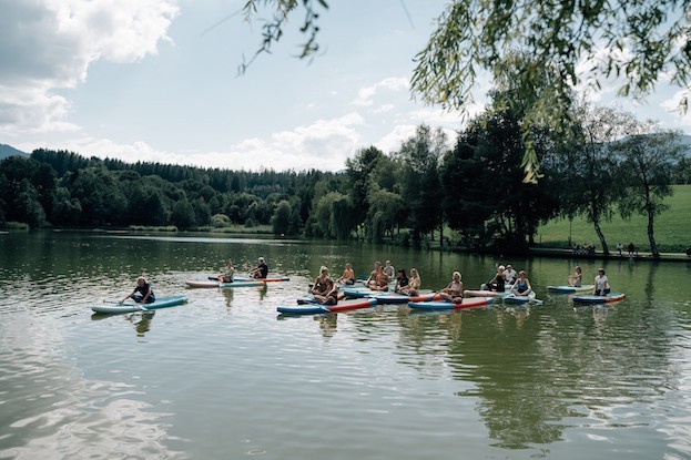 Stand Up Paddle Yoga zeigt noch eine andere Seite der Trendsportart