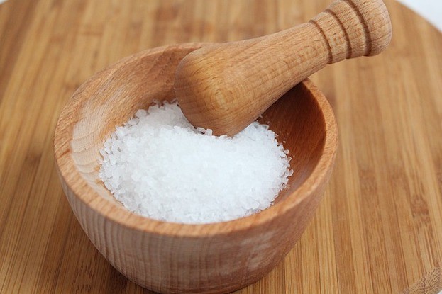 Eine Prise Salz genügt,  um den Elektrolythaushalt wieder aufzuladen