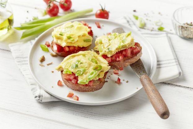 Rührei auf Tomatencrostini