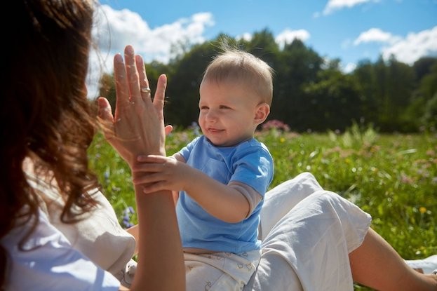 Die gesunde Entwicklung von Kindern fördern Eltern mit Zuwendung und einer gesunden Ernährung