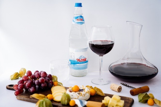 Zu tanninreichen Rotweinen kombiniert man am besten stilles Mineralwasser (z. B. Plose Naturale).