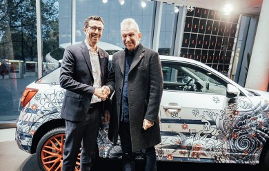 Vertriebsvorstand Dietmar Voggenreiter: „Unterstützen mit Designer-Audi von Jean Paul Gaultier den Kampf gegen AIDS.“ - ©Audi AG