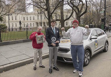 Wayne Gerdes (rechts) und Robert Winger (links) vor der New Yorker City Hall - ©KIA Motors Deutschland GmbH