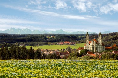 Ottobeuren mit Wallfahrtskirche - ©Reinhard Braun