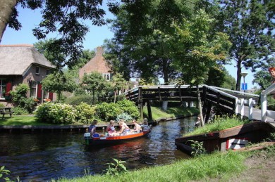 Im Wasserdorf Giethoorn findet Ende August das Gondelfestival statt. - ©NBTC
