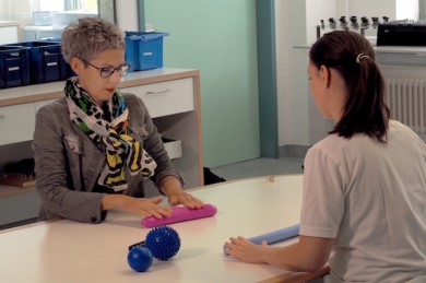 Silvia Reiber (li.) bei einem ergotherapeutischen Training in der BG Klinik Tübingen - ©BG Klinik Tübingen