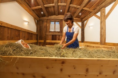 Beim Heubad in Südtirol kommt das getrocknete Gras von den eigenen Wiesen zum Einsatz - © Roter Hahn/Frieder Blickle