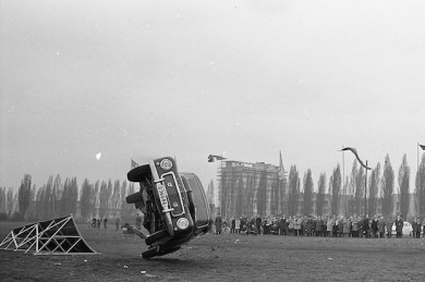 Überschlagstest mit Dreipunkt-Sicherheitsgurt im Volvo PV544 auf dem Frankfurter Messegelände - ©Volvo Car Corporation