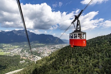 Unterwegs in der „Grand Dame“ – die Bad Reichenhaller Predigtstuhlbahn ist die älteste im Original erhaltene Großkabinenbahn der Welt.  - ©Berchtesgadener Land Tourismus