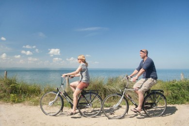 Watthoppen, geradelt wird oft direkt am Strand entlang und durch Dünengebiete - ©NBTC