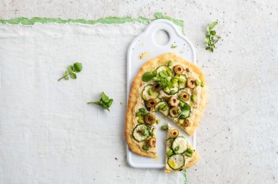 Wie gut pflanzenbetonte Ernährung schmecken kann, zeigt zum Beispiel diese vegetarische Pizza mit Frühlingswiebeln und Zucchini. - ©Alpro