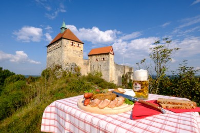 Fränkische Spezialitäten vor historischer Kulisse. - ©Nürnberger Land Tourismus, Thomas Geiger