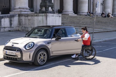 MINI Cooper SE erstmals emissionsfreie Fahrfreude für Menschen mit Behinderung - ©BMW Group
