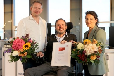 Jens Wehrmann und Jochen Schwarzmann, die Initiatoren von „KI meets ALS“, mit Dr. Eva Koch von der gemeinnützigen Hertie-Stiftung - ©Mobile Software AG Jens Wehrmann und Jochen Schwarzmann, die Initiatoren von „KI meets ALS“, mit Dr. Eva Koch von der gemeinnützigen Hertie-Stiftung - ©Mobile Software AG