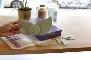 ONEflow-Tens-Gerät - ganz easy, endlich schmerzfrei - ©menstruflow GmbH