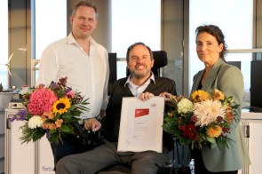 Jens Wehrmann und Jochen Schwarzmann, die Initiatoren von „KI meets ALS“, mit Dr. Eva Koch von der gemeinnützigen Hertie-Stiftung - ©Mobile Software AG